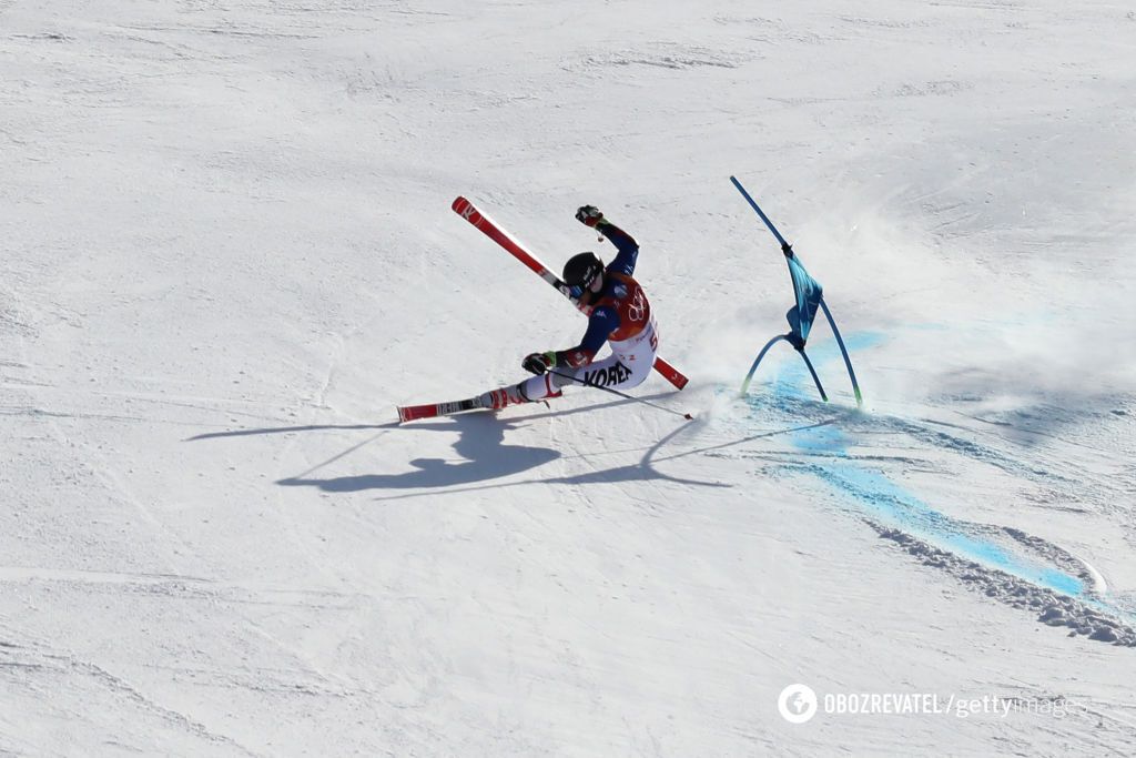 Олимпиада-2018: корейский горнолыжник на бешеной скорости вылетел с трассы, сбив съемочную группу