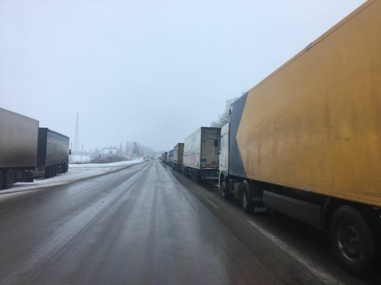 Россия перекрыла границу украинским фурам: появились фото очередей на КПП