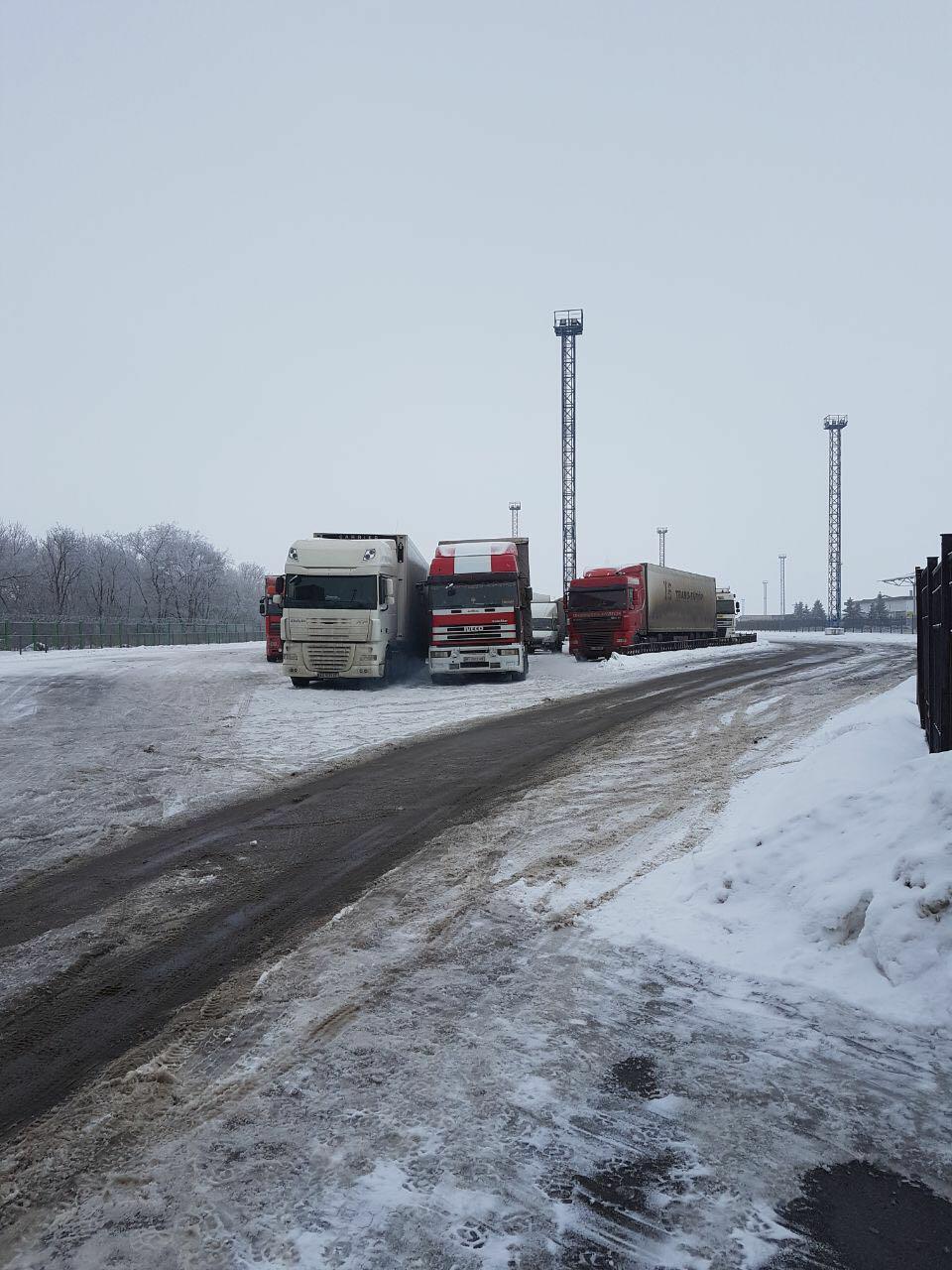 Росія перекрила кордон українським фурам: з'явилися фото черг на КПП