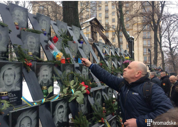 "Расстрел" майдановцев и живая цепь: в Киеве почтили память Героев Небесной Сотни 