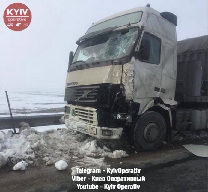 На трассе Киев-Одесса произошло жуткое ДТП с тягачом: фото с места кровавого ЧП