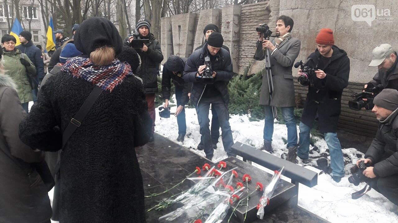 Забросали печенью: в Запорожье активисты сорвали пророссийскую акцию