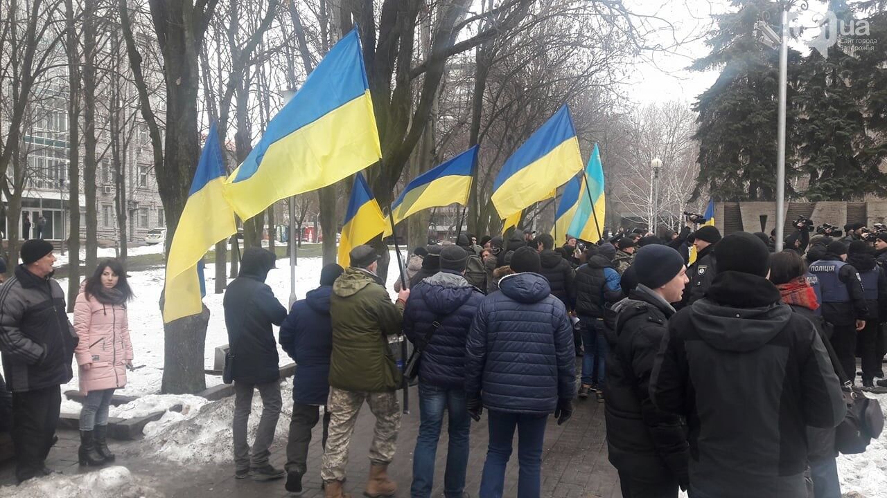 Забросали печенью: в Запорожье активисты сорвали пророссийскую акцию