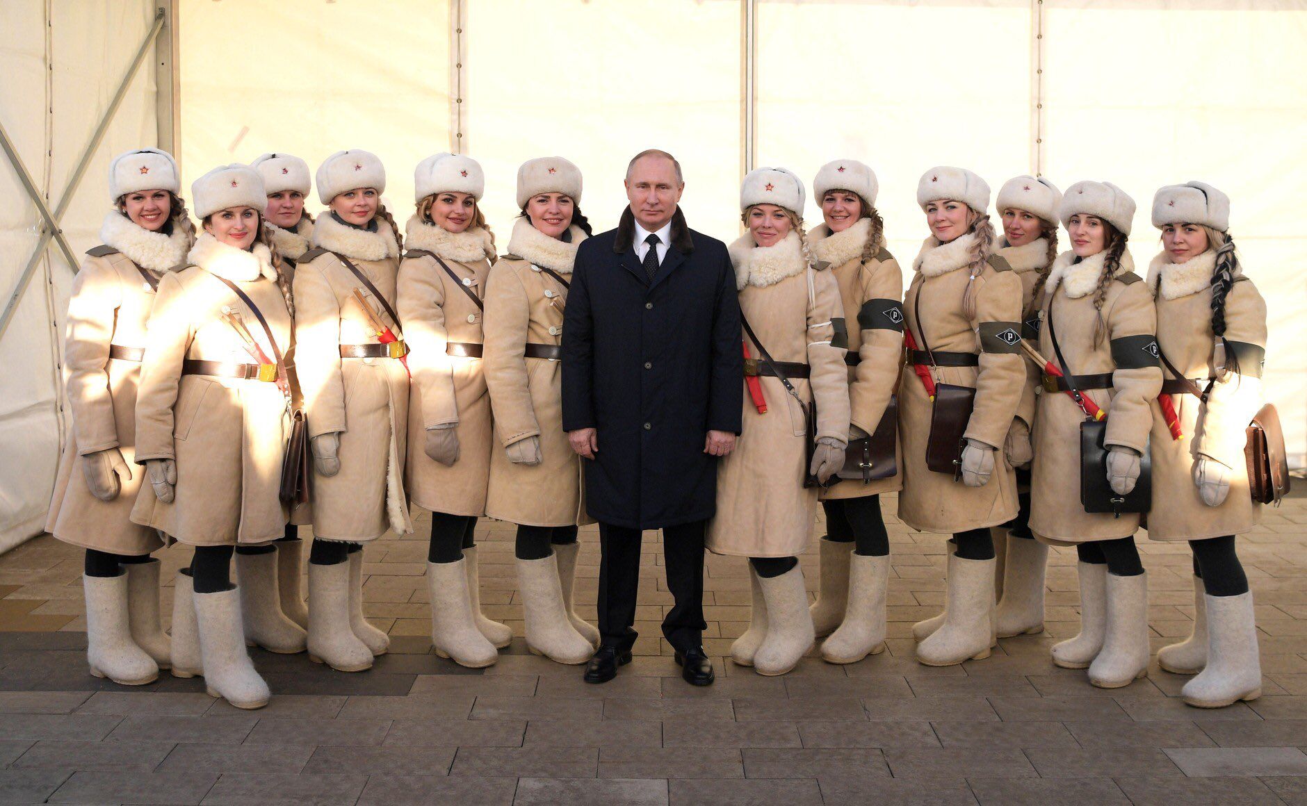 Лилипутовый отряд: свежее фото Путина с женщинами рассмешило россиян