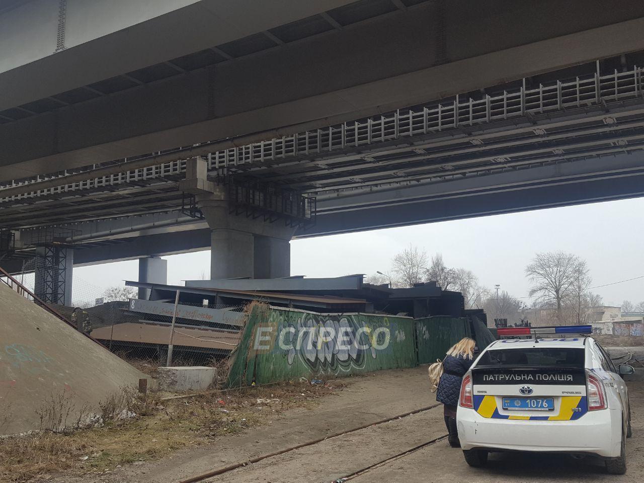 У Києві чоловік стрибнув із моста