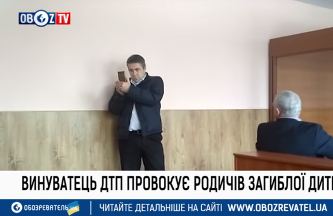 Станислав Сторожик демонстративно снимает собравшихся на суде на телефон