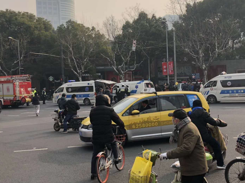 В Шанхае фургон влетел в толпу и вспыхнул: все подробности