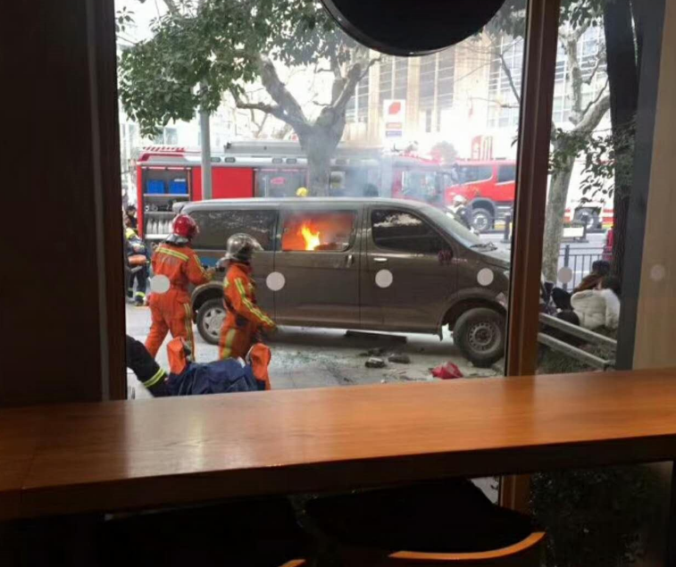 В Шанхае фургон влетел в толпу и вспыхнул: все подробности