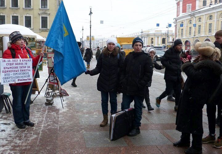 "Стреляя в Украину и Сирию, вы убиваете Россию": в Москве и Санкт-Петербурге прошли пикеты в поддержку крымских татар