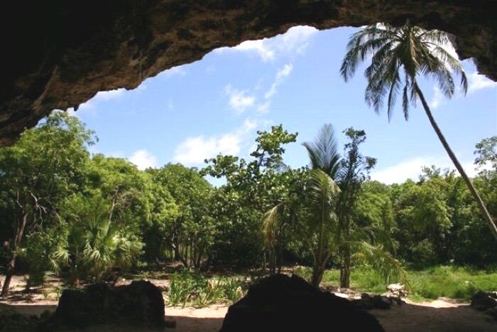 Вход в Пещеру проповедника на острове Элеутера (Багамы)