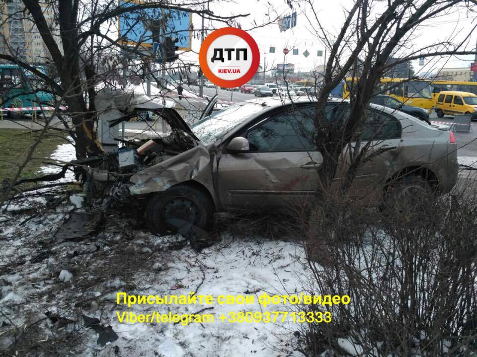 Смертельное ДТП в Киеве: водителя выбросило из авто
