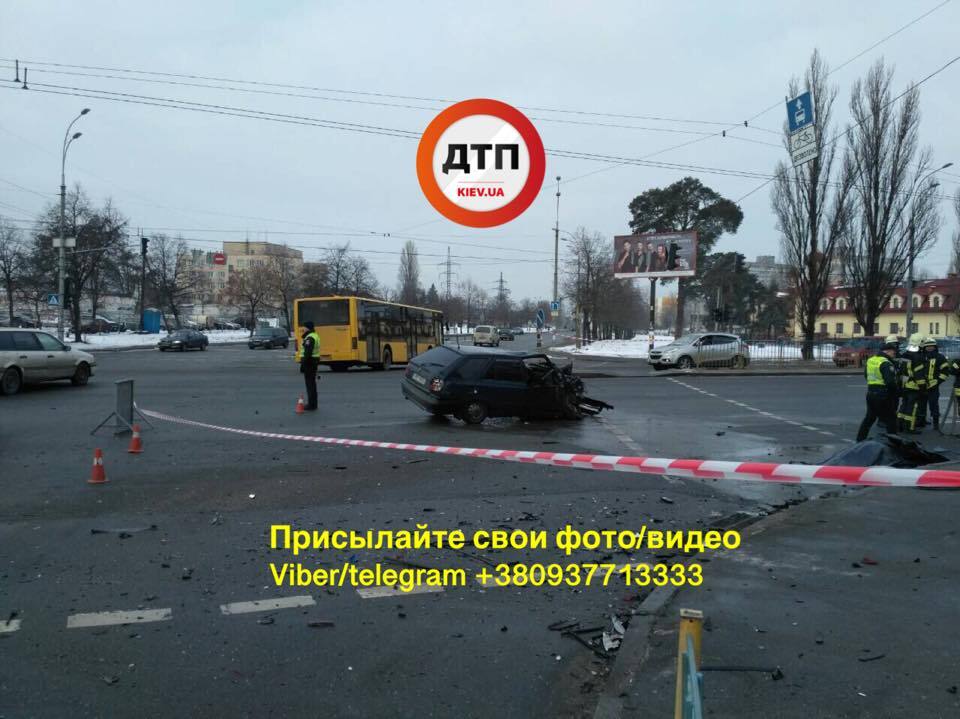 Смертельна ДТП у Києві: водія викинуло з авто
