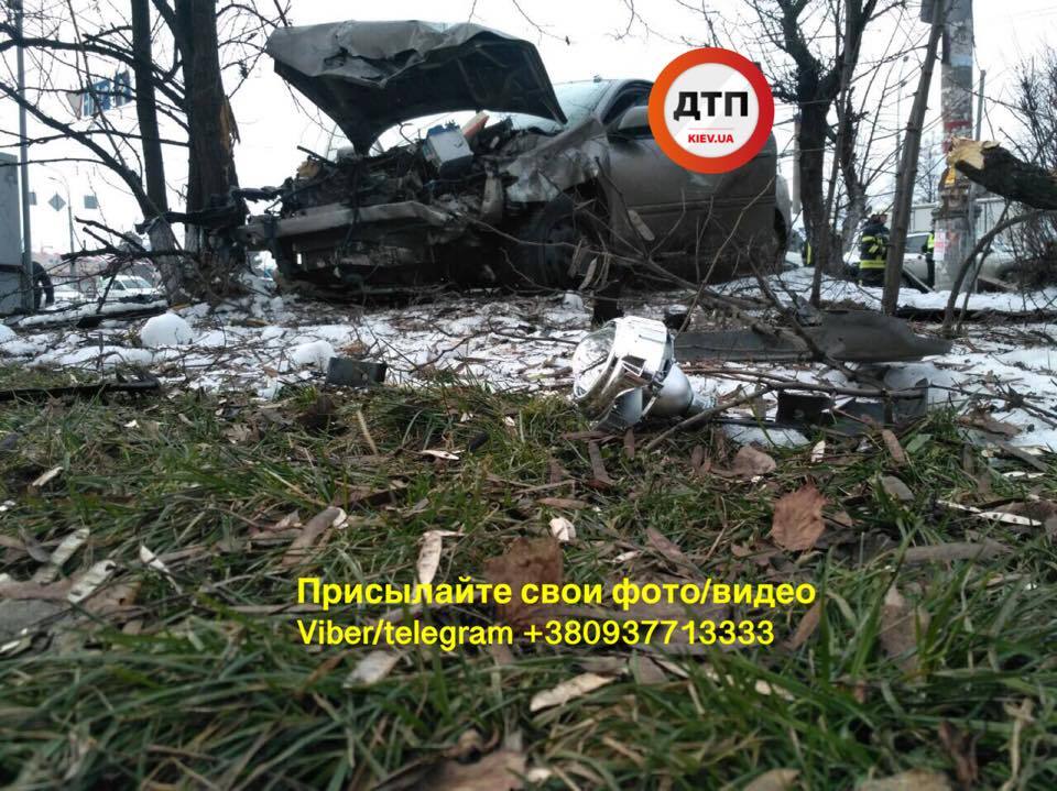 Смертельна ДТП у Києві: водія викинуло з авто