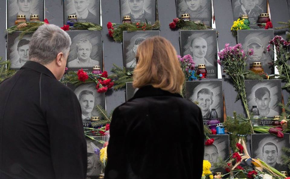 "Они отдали самое главное": Порошенко почтил память Героев Небесной Сотни