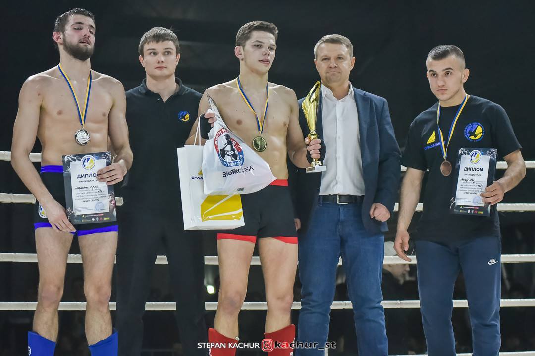 Український чемпіон "задушив" суперника за 80 секунд на турнірі ММА: опубліковано відео