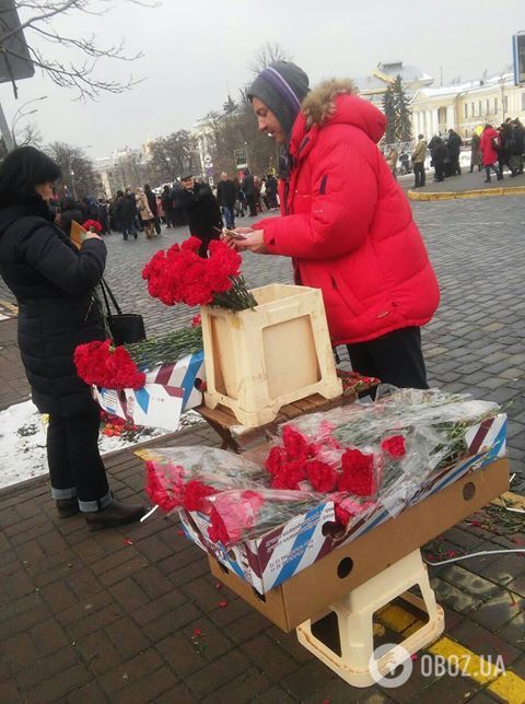 Торговец цветами у мемориала Героям Небесной Сотни