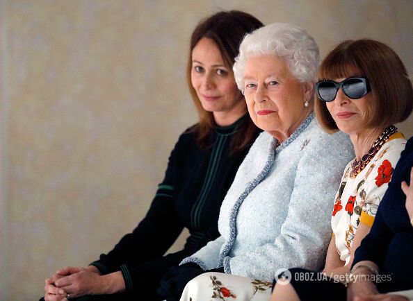 Королева Єлизавета II відвідала модний показ у Лондоні: фотофакт