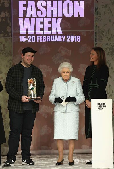 Королева Єлизавета II відвідала модний показ у Лондоні: фотофакт