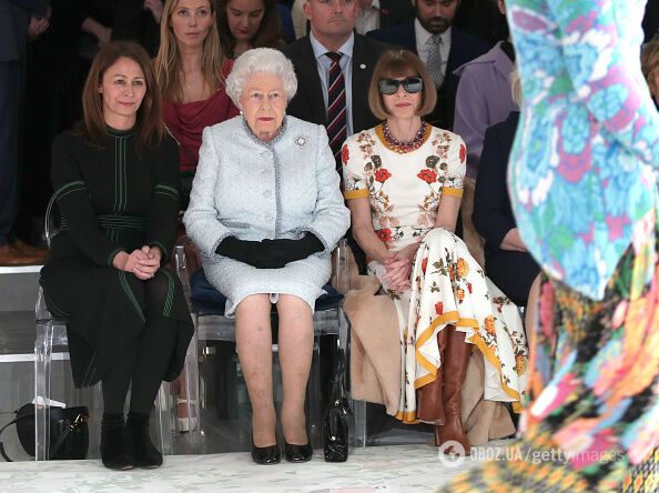 Королева Елизавета II посетила модный показ в Лондоне: фотофакт