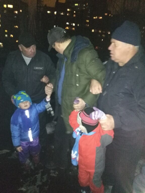 На Киевщине горе-отца с двумя малышами сняли с крыши