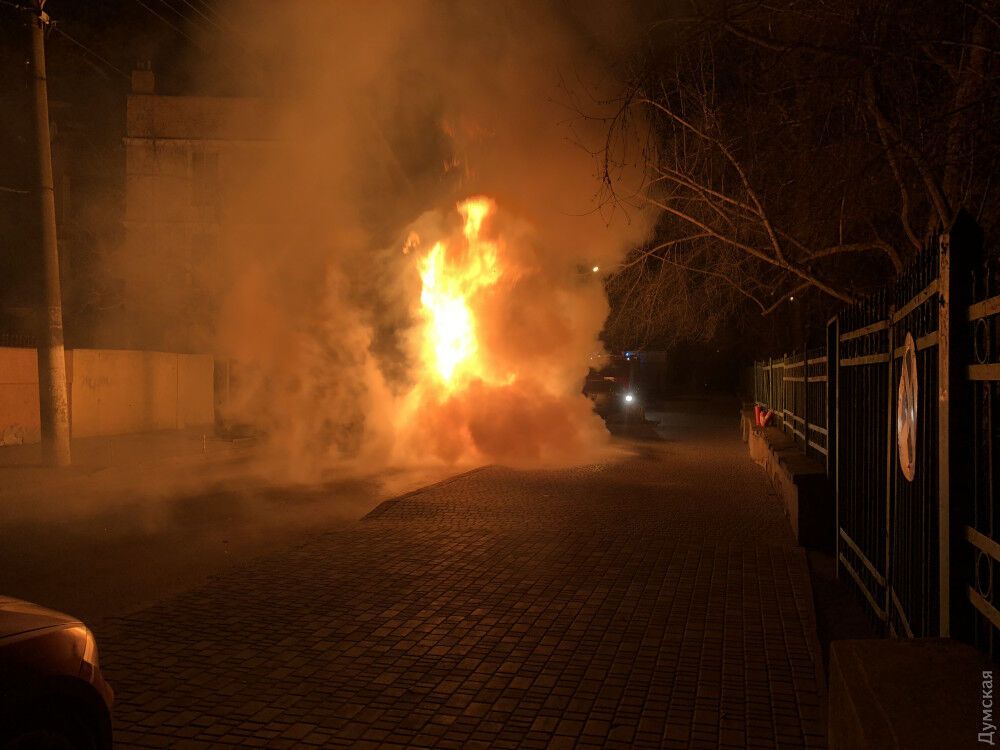 В Одесі згоріла машина депутата від БПП: момент потрапив на відео