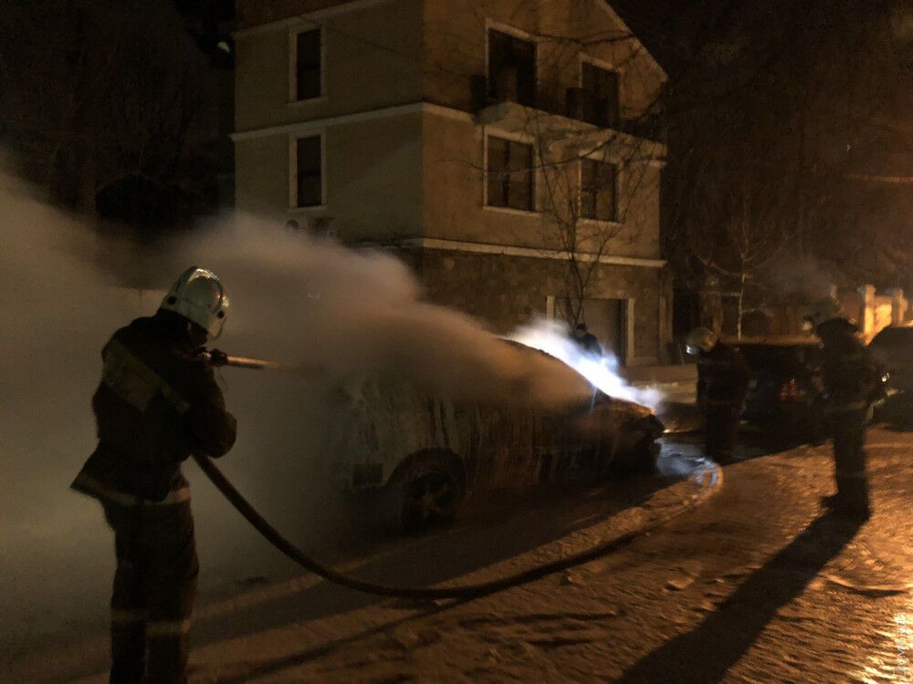 В Одессе сгорело авто депутата от БПП: момент попал на видео