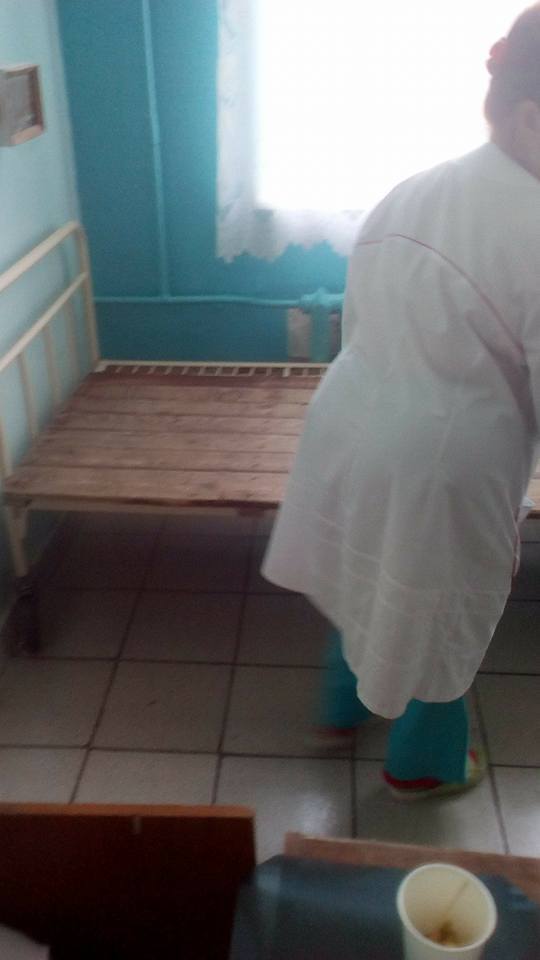 "Просякнута смітником": пацієнти показали жахи київської лікарні