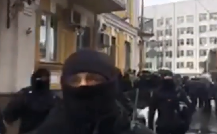 "Убивали людей!" Под судом в Киеве заметили экс-беркутовцев