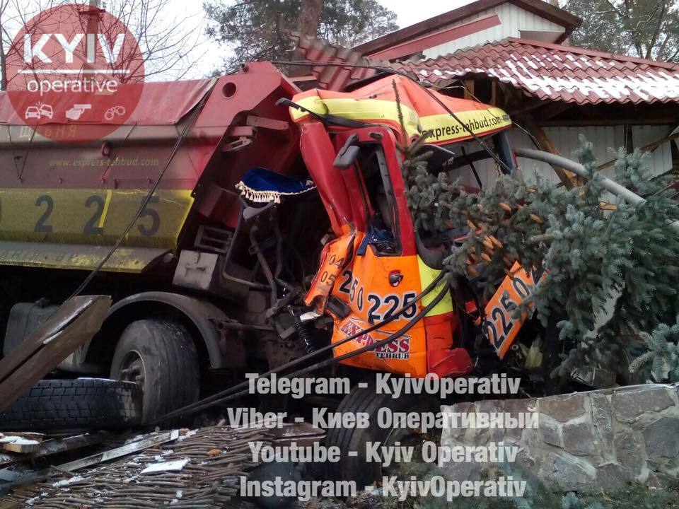 Под Киевом грузовик разнес ресторан: фото масштабного ДТП