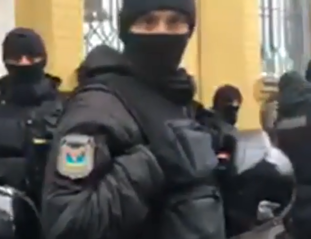 "Убивали людей!" Под судом в Киеве заметили экс-беркутовцев