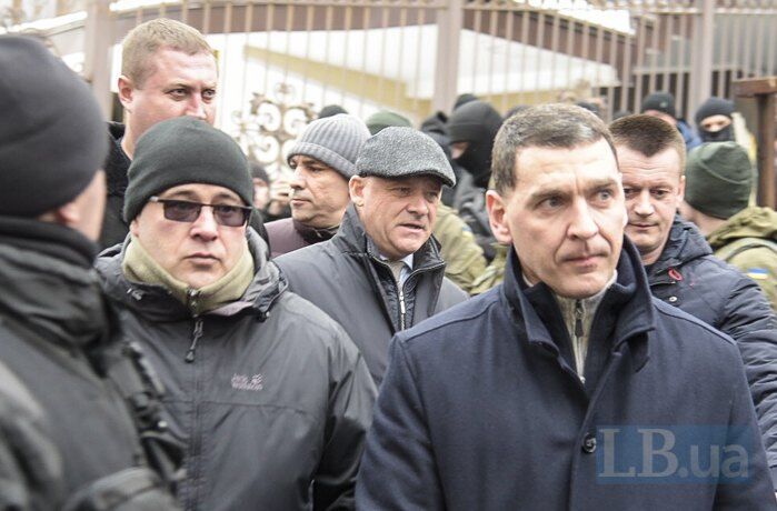 В Киеве Труханову устроили "коридор позора" и побили флагом