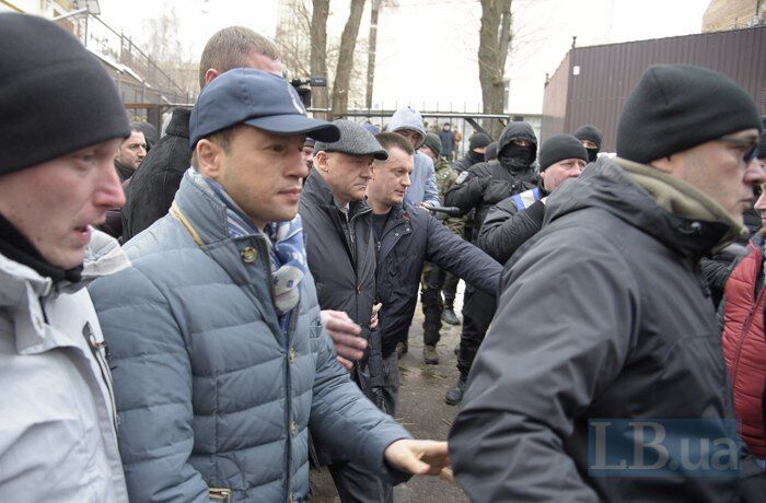 В Киеве под судом Труханову устроили "коридор позора" и побили флагом