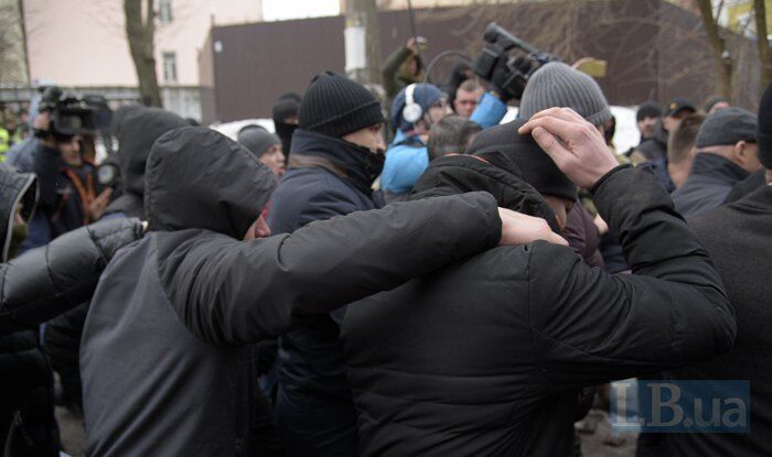 У Києві під судом Труханову влаштували "коридор ганьби" і побили прапором