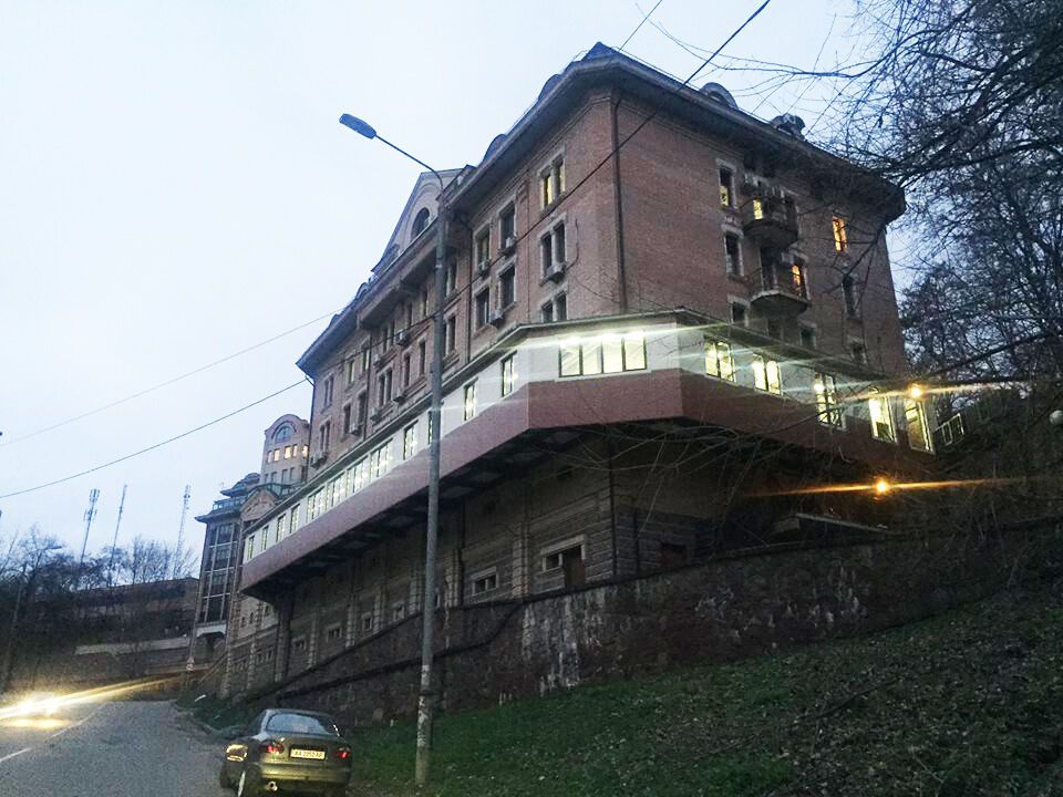Цар-балкон на Кудрявському узвозі зайняв весь поверх