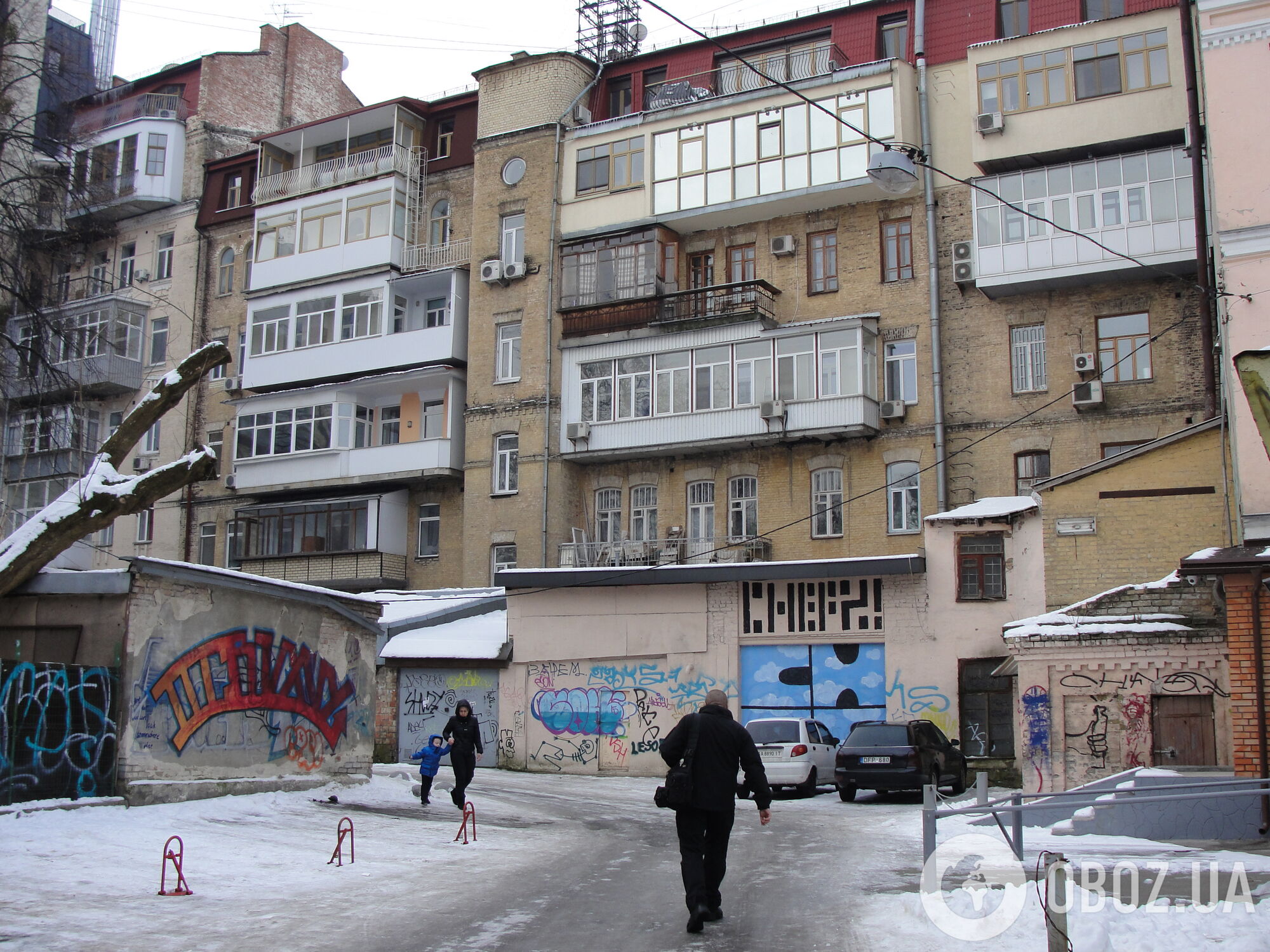 В том же дворе на ул. Рейтарская еще один жилой дом утыкан балконами на ул. Рейтарская