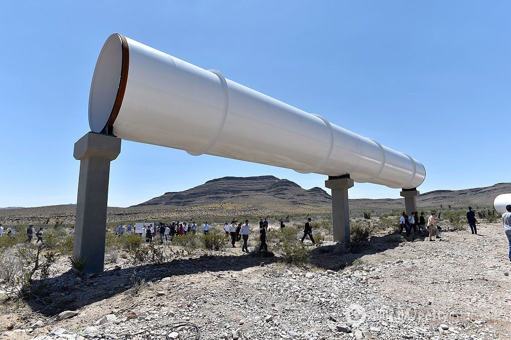 Установка несущих систем Hyperloop