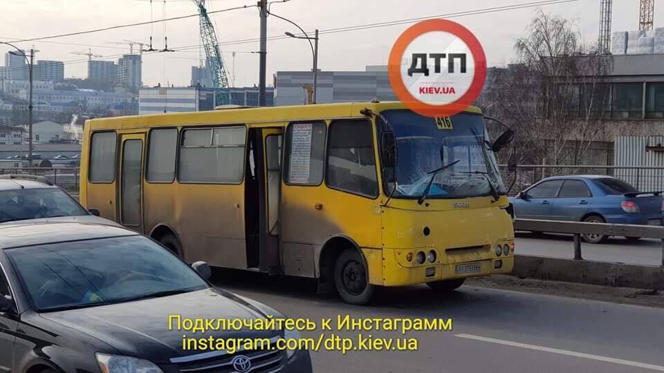 В Киеве маршрутка протаранила грузовик
