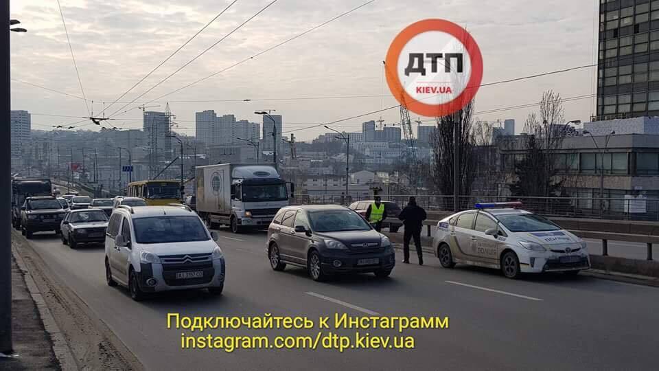 "Какого лешего в левом ряду?" В Киеве маршрутка протаранила грузовик 