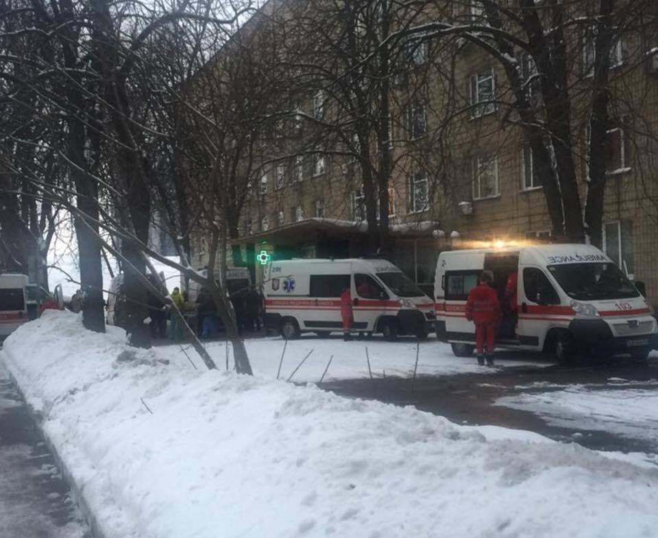 До київського госпіталю прибув борт із важкопораненими бійцями: потрібна допомога