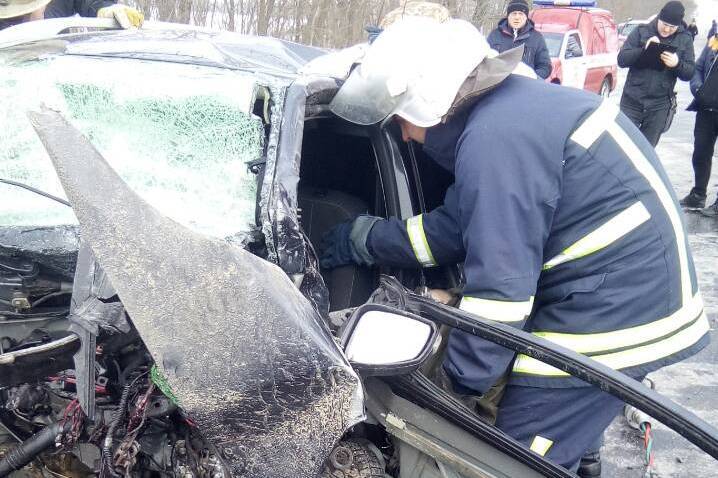 Военнослужащий на авто врезался в дерево