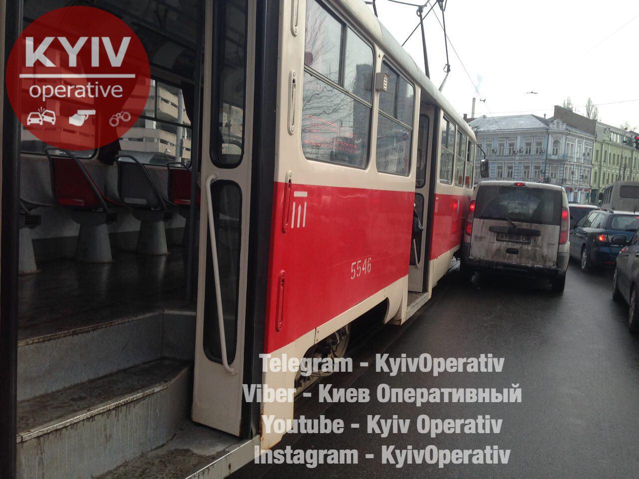 Движение заблокировано: в центре Киева из-за ДТП остановились трамваи