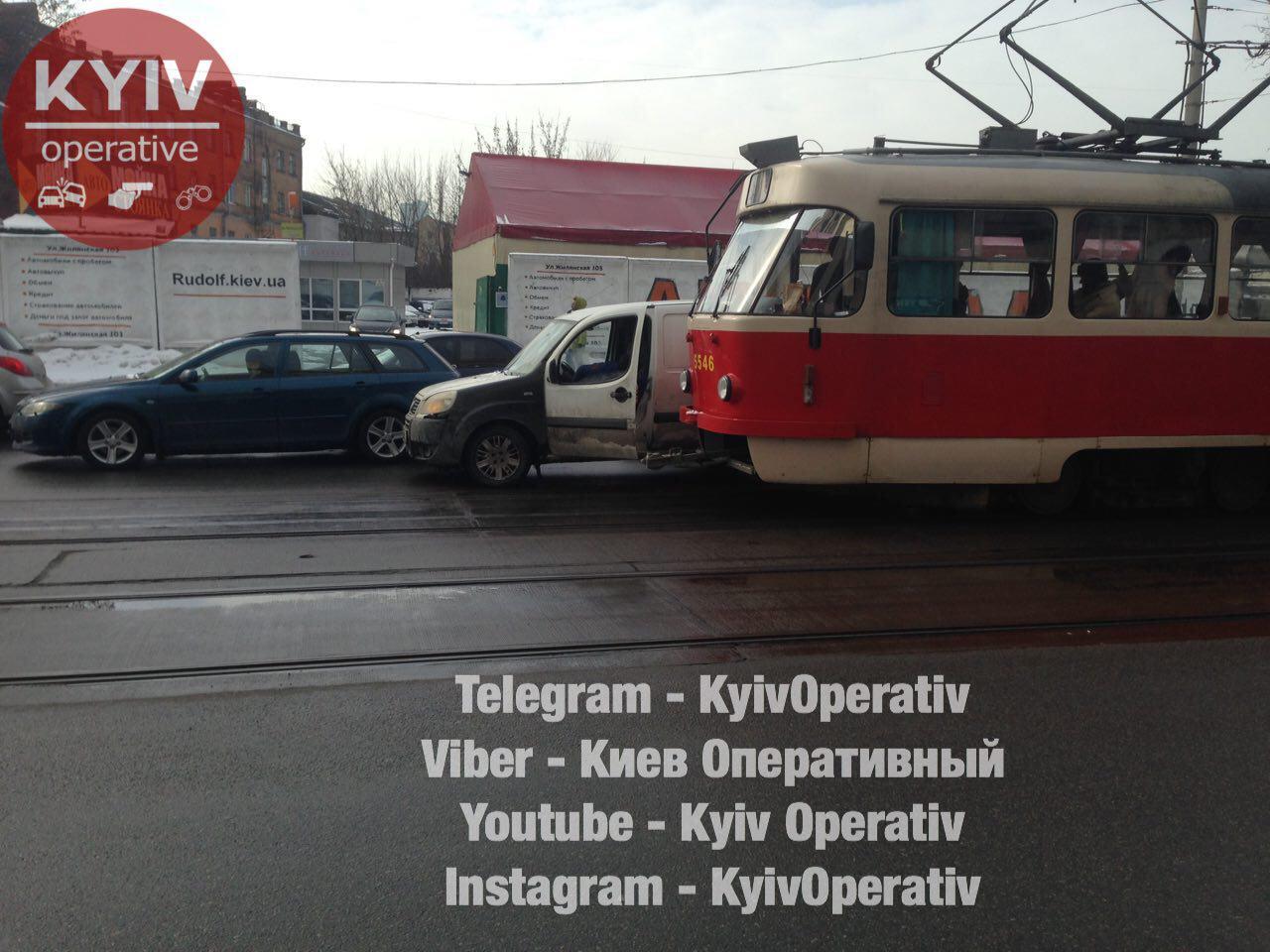 Рух заблоковано: у центрі Києва через ДТП зупинилися трамваї
