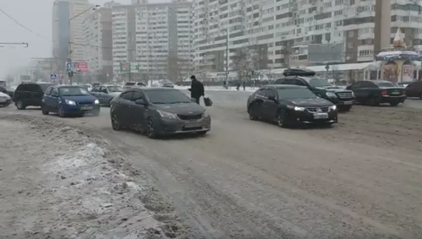 Переходил на зеленый: в Киеве водитель жестоко избил пешехода