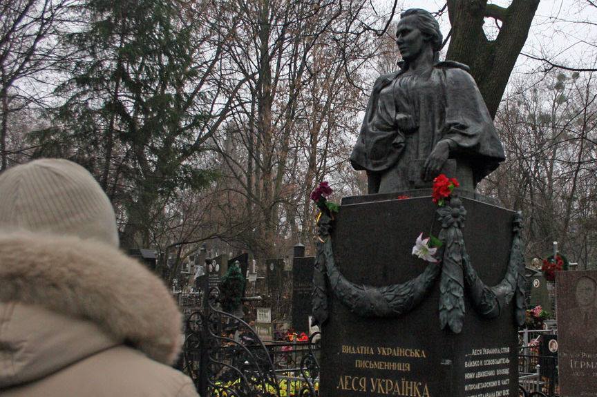 "Подарок": в Киеве осквернили могилу легендарной поэтессы