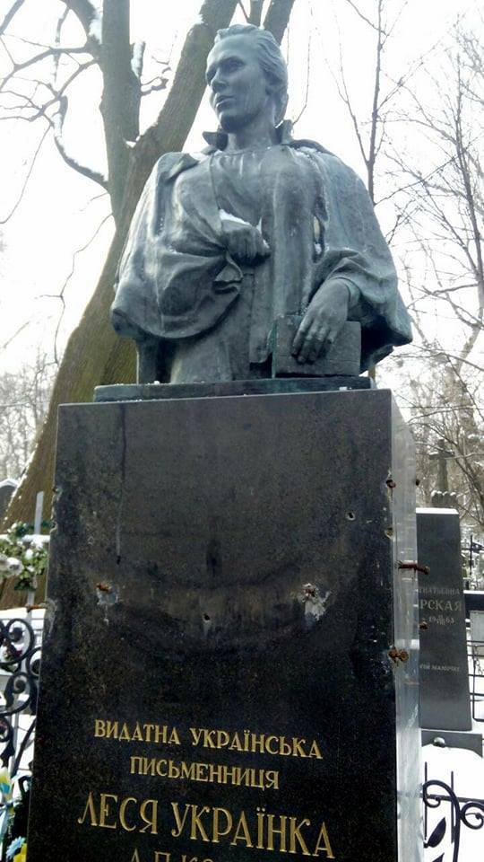 "Подарок": в Киеве осквернили могилу легендарной поэтессы