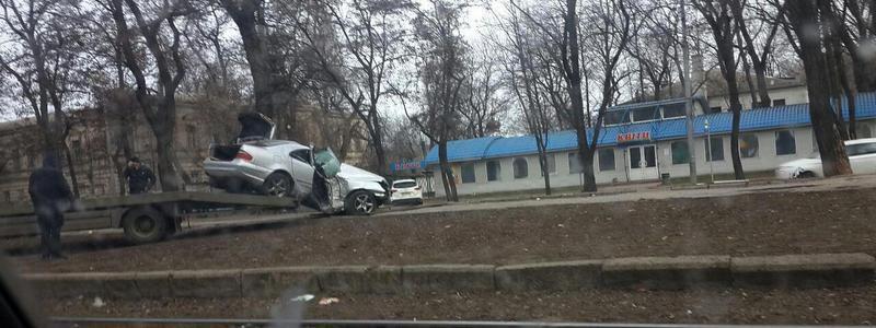 Авто врізалося в дерево