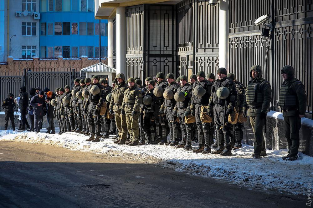 Консульство России в Одессе забросали файерами и залили "кровью"