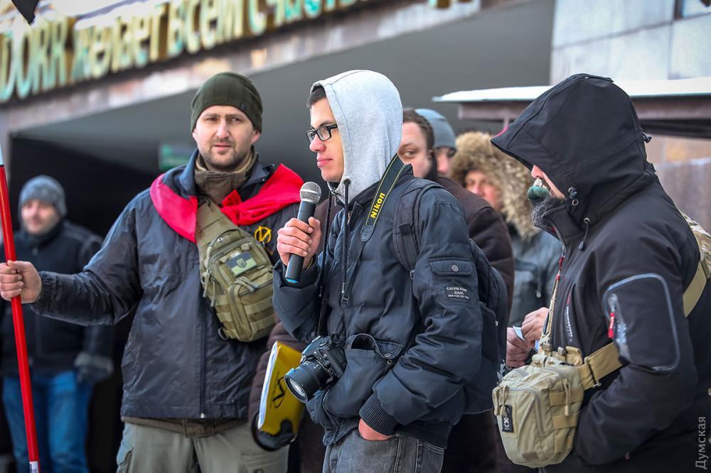 Консульство России в Одессе забросали файерами и залили "кровью"