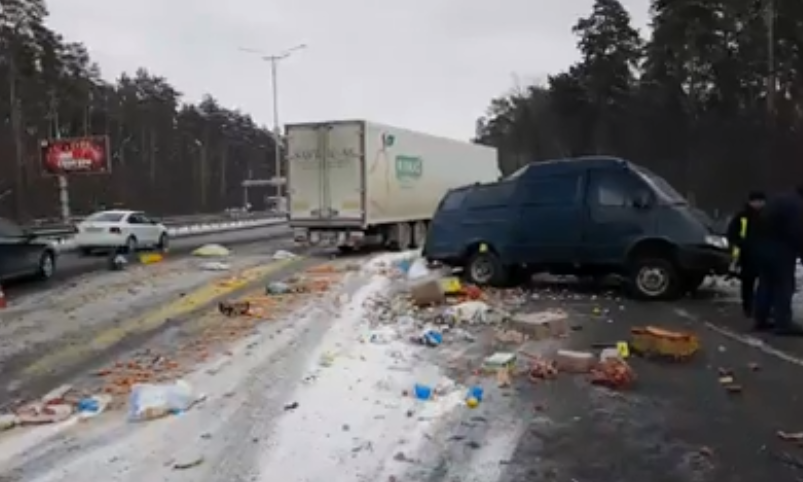 Под Киевом столкнулись фура и микроавтобус: водителя "раскатало" по афсальту