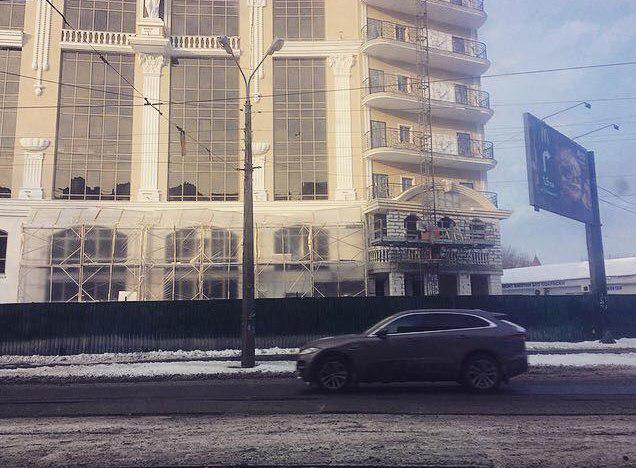 "Древний грек зарыт": киевлян возмутил "царь-балкон" в новострое 